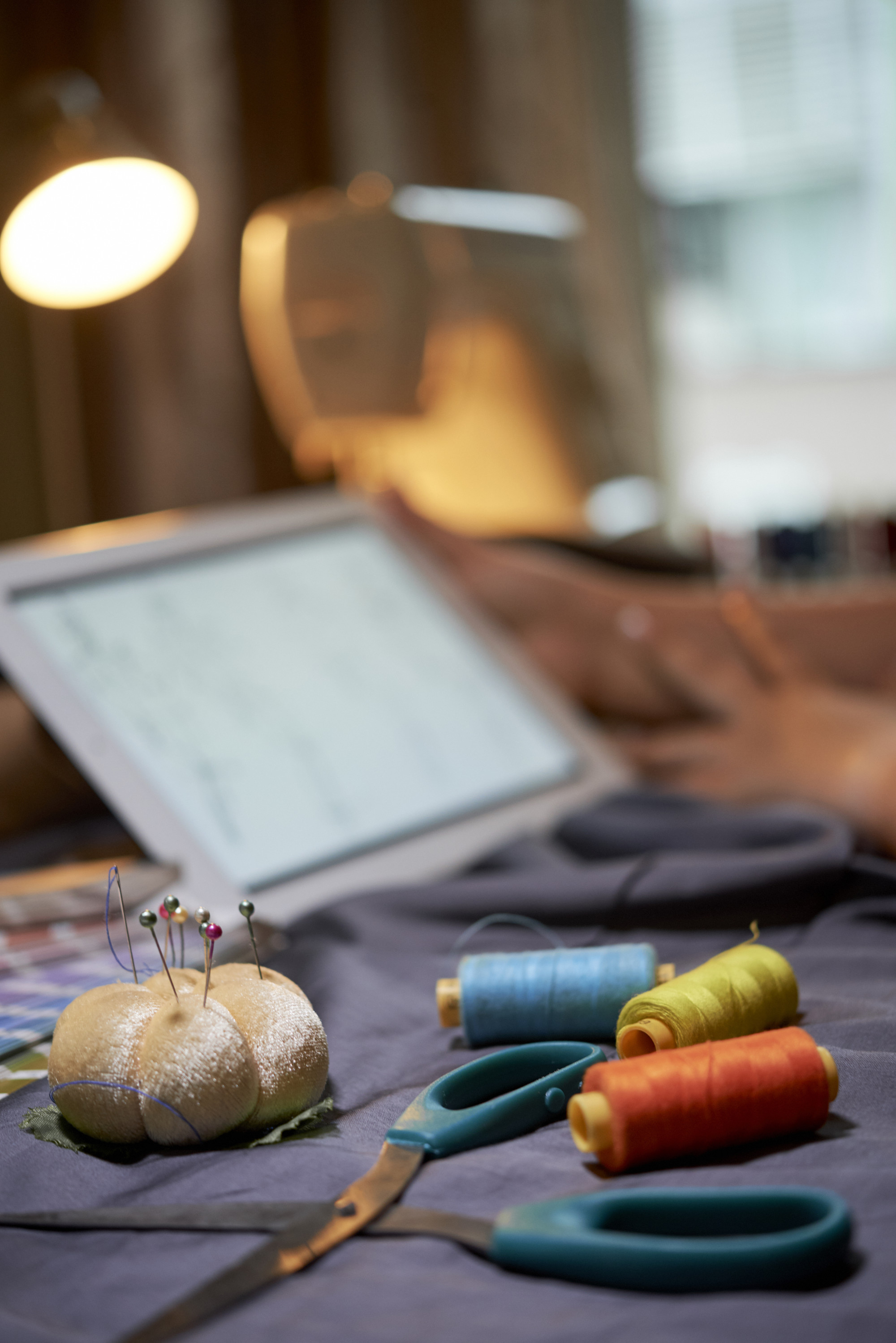 Laboratorio con attrezzature di ricamo e tavolo di lavoro